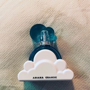 Ariana Grande’s Cloud perfume ☁️ 💗 1.0 Fl Oz BRAND NEW AND IN BOX!